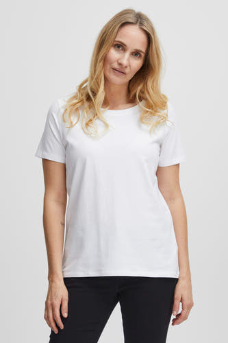 Wit T-shirt van Fransa, gedragen met zwarte broek en een subtiele tattoo op de arm.