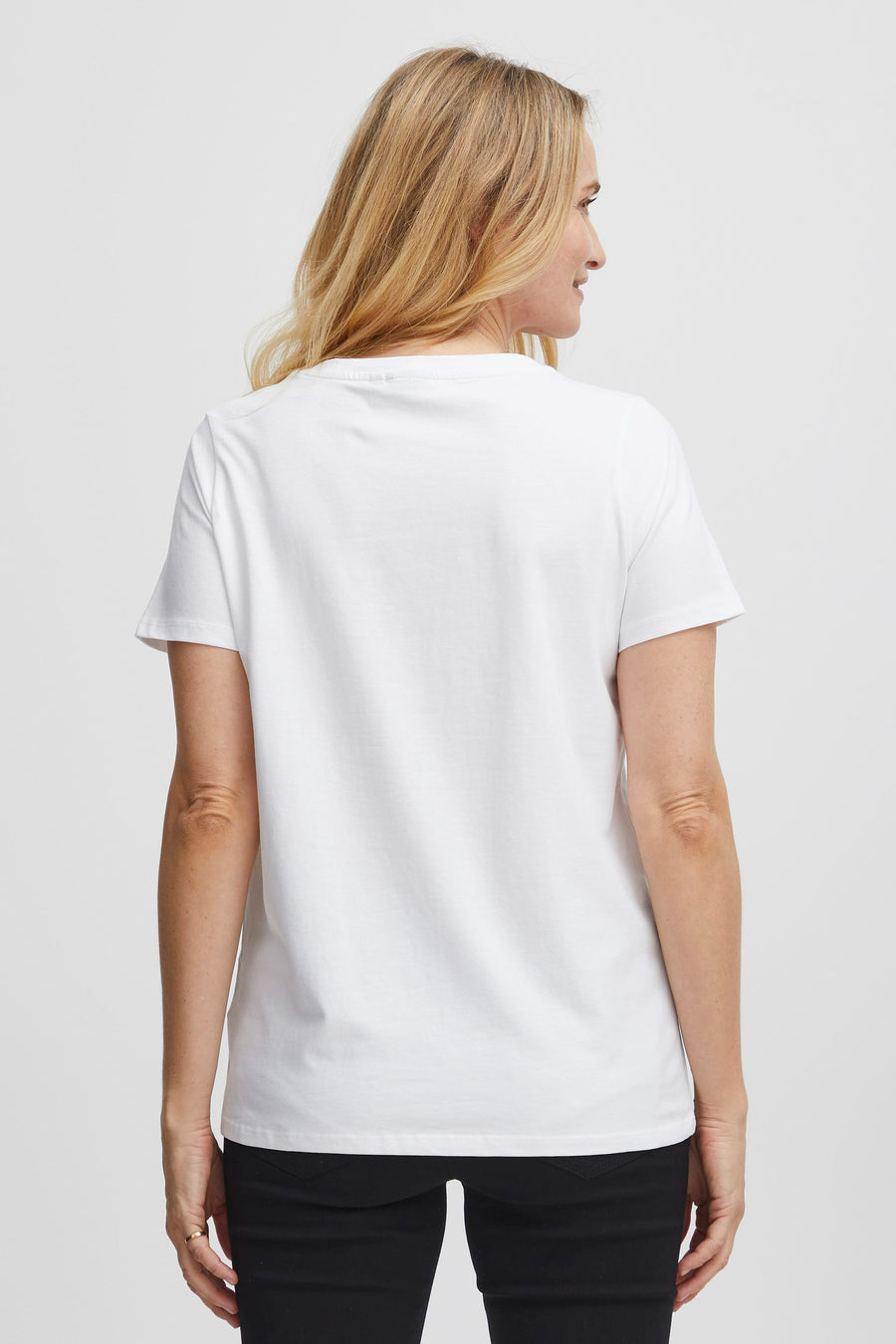 Wit T-shirt van Fransa, gezien van achteren, gedragen met een zwarte broek.