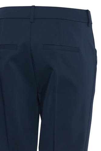 Blauwe chino van Fransa, met achterzakken en riemlussen, achterkant aanzicht.
