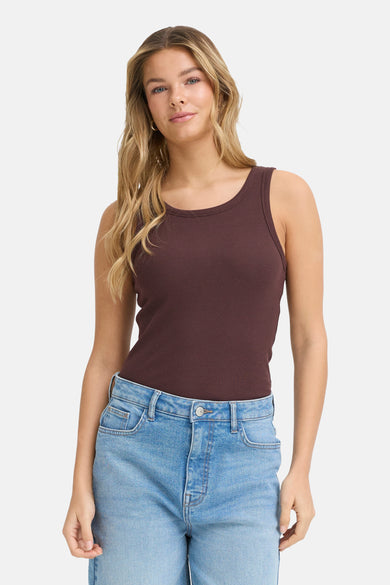 Haut marron de Fransa, porté avec un jean large et des chaussures marron.