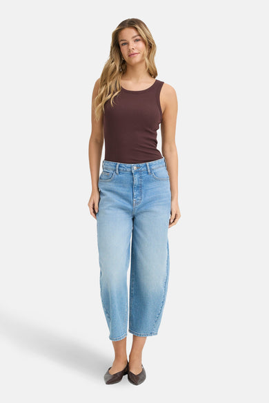 Bruine top van Fransa, gedragen met wijde jeans en bruine schoenen.