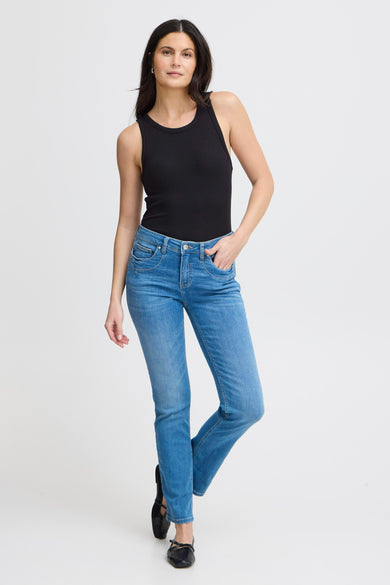 T-shirt noir de France, associé à des jeans bleus et des chaussures noires.