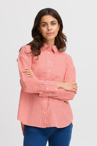 Rood gestreept overhemd met lange mouwen van Fransa, met knoopsluiting en borstzak, gedragen met blauwe jeans.
