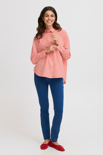 Rood gestreept overhemd met lange mouwen van Fransa, gedragen met blauwe jeans en rode schoenen.