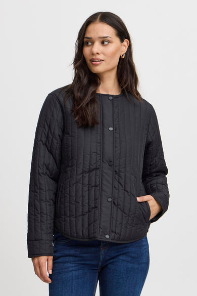 Manteau court noir de France, avec un motif de capuche brodé, une fermeture à boutons et une poche.