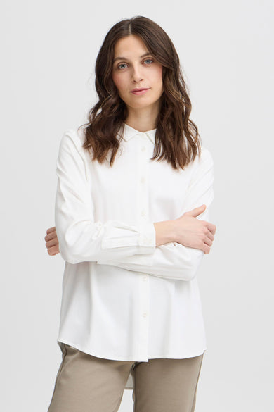 Wit overhemd met lange mouwen van Fransa, met knoopsluiting en gedragen met een beige broek.