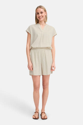Ecru short van Fransa, gedragen met bruine sandalen.
