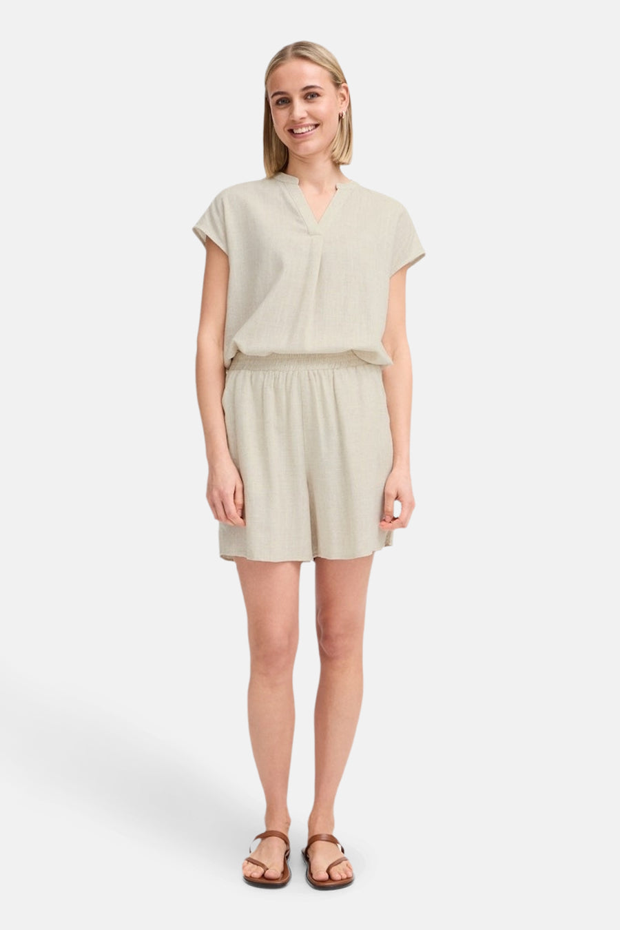 Ecru short van Fransa, gedragen met bruine sandalen.