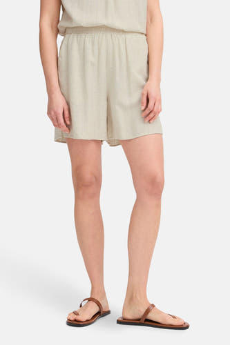 Ecru short van Fransa, gecombineerd met bruine sandalen.