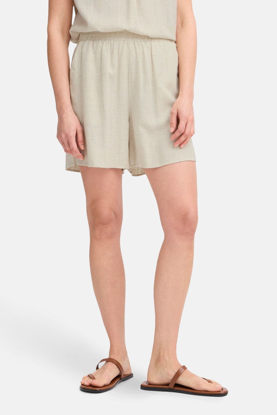 Ecru short van Fransa, gecombineerd met bruine sandalen.