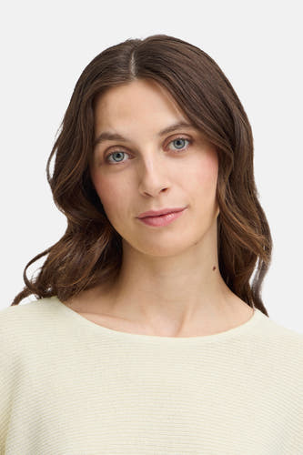 Veste écru avec col rond de France, portée par une femme.