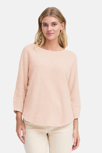 T-shirt rose avec col rond de France, avec des manches longues et porté avec un pantalon beige.