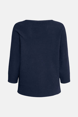 T-shirt bleu avec col rond de France, avec une fine structure en côtes et des anneaux d'oreilles dorés.
