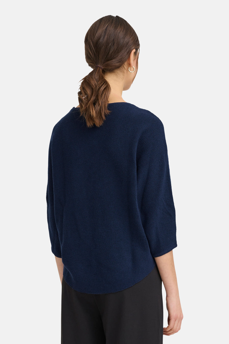 T-shirt bleu avec col rond de France, vu par derrière, avec des manches trois-quarts et une texture côtelée.