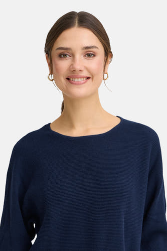 Blauwe trui met ronde hals van Fransa, met fijne ribstructuur en gouden oorringen.
