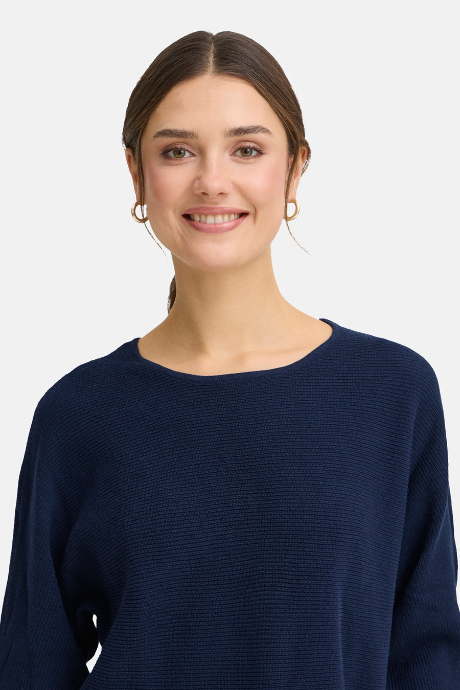 Blauwe trui met ronde hals van Fransa, met fijne ribstructuur en gouden oorringen.

