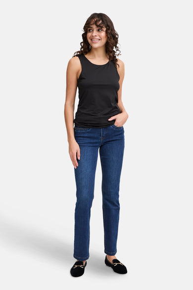 Zwarte singlet van Fransa, gedragen met jeans en zwarte instappers.
