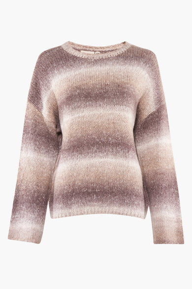 Pull marron avec col rond de France, rayé et tricoté doucement avec des manches longues.