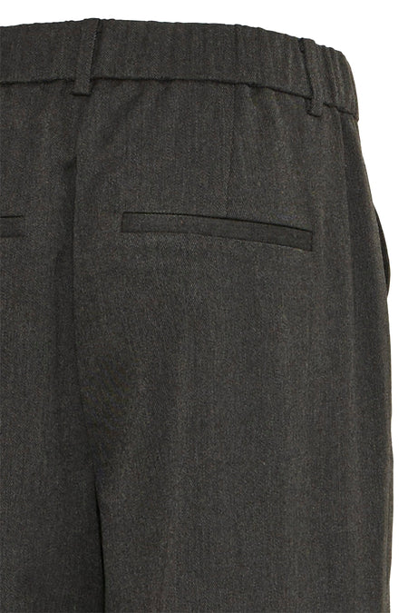 Grijze broek van Fransa, met een paspelzak aan de achterkant en elastische tailleband.