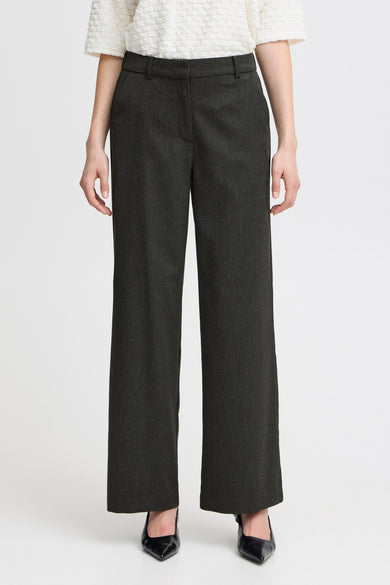Grijze broek van Fransa, met wijde pijpen en gedragen met zwarte hakken.
