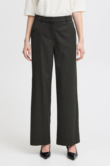 Grijze broek van Fransa, met wijde pijpen en gedragen met zwarte hakken.
