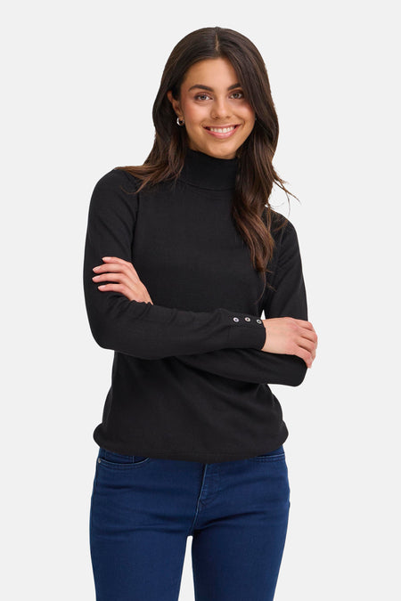 Zwarte coltrui van Fransa, met lange mouwen en decoratieve knopen op de mouwen, gecombineerd met een donkerblauwe jeans.
