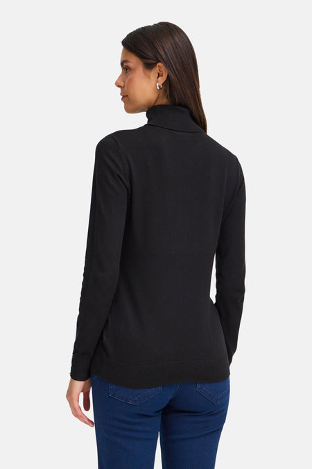 Zwarte trui met rolkraag van Fransa, met lange mouwen en gedragen met een donkere jeans.
