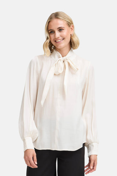 Ecru blouse met lange mouwen van Fransa, met strikdetail in de hals en pofmouwen.