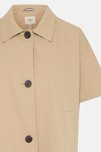 Manteau beige de France, avec fermeture à boutons et manches courtes.