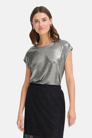 T-shirt en argent avec manches courtes de France, porté avec une jupe noire à bords et des boucles d'oreilles argentées.