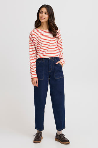 T-shirt rayé rouge avec des manches longues de Fransa, porté avec des jeans bleus foncés et des baskets marrons.