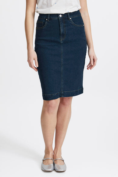 Donkerblauwe denim rok van Fransa met steekzakken en zilverkleurige ballerina's.
