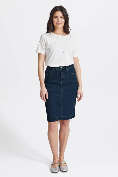 Donkerblauwe denim rok van Fransa, met een strakke pasvorm, gecombineerd met een wit shirt met hartjes.