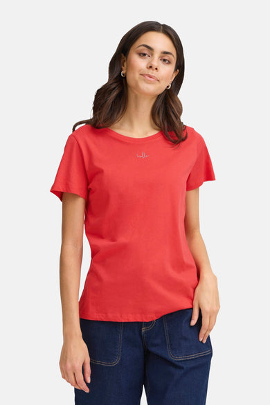 T-shirt rouge à manches courtes de Fransa, avec "hello" écrit sur la poitrine, associé à un jean bleu foncé.