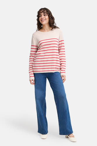 Pull rouge à col rond de Fransa®, rayé, associé à des jeans et des chaussures blanches.
