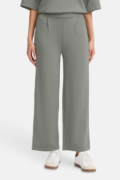 Kaki broek van Fransa, wijde pijpen en gecombineerd met witte sneakers.
