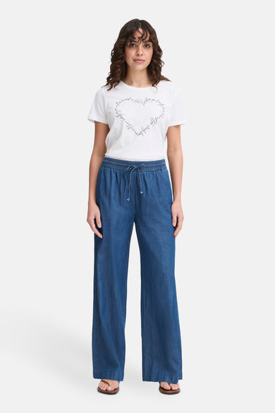 Blauwe broek van Fransa, met wijde pijpen en een trekkoord in de taille.
