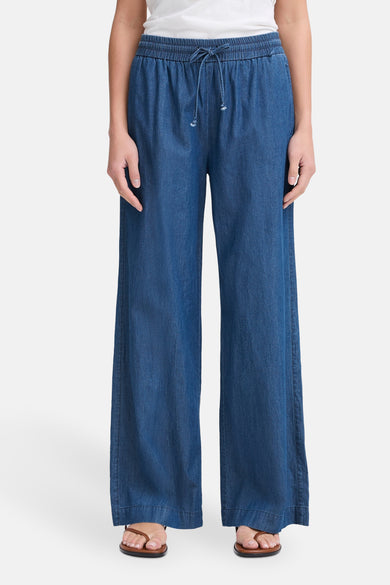 Blauwe broek van Fransa, met wijde pijpen en een elastische tailleband met trekkoord.
