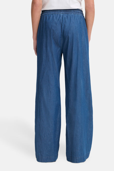 Blauwe broek van Fransa®, met wijde pijpen en elastische tailleband, achterkant.
