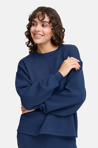 Pull-over bleu de France, vu de de l' avec des longues et et un col rond.
