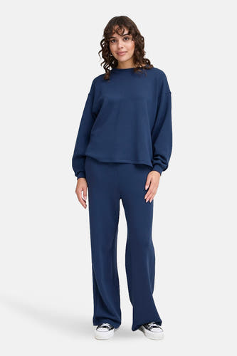 Blauwe sweater van Fransa, met lange mouwen, gedragen met een bijpassende broek en sneakers.