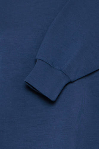Gilet bleu avec col rond de France, détail de la manche et texture douce.