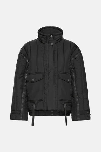Manteau court noir de France, avec des coutures verticales, des poches à boutons et des bords à l'extrémité inférieure.