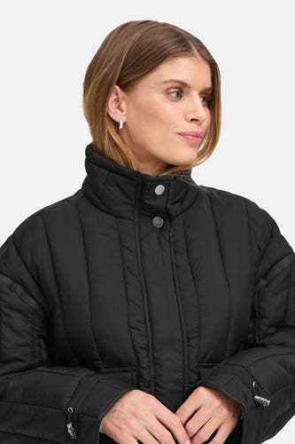 Manteau court noir de France, avec un col montant et des boutons argentés.