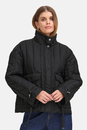 Manteau court noir de France, avec col montant et poches brodées.
