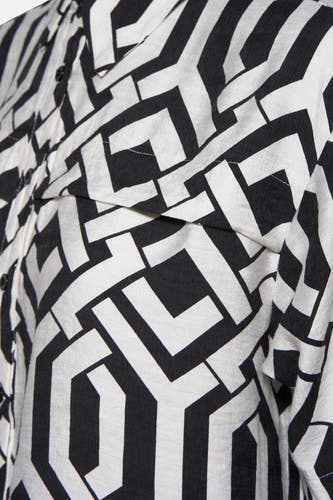 Zwart hemd met lange mouwen van Fransa, met een opvallend zwart-wit geometrisch patroon.
