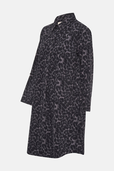 Grijze jurk met lange mouwen van Fransa, met een luipaardprint.
