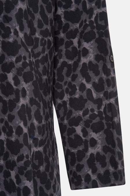 Grijs kleedje met lange mouwen van Fransa, met donkergrijze luipaardprint en een knoopdetail op de mouw.