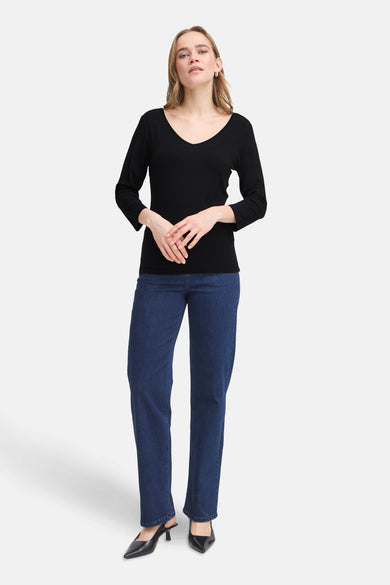 Zwart shirt met lange mouwen van Fransa, gedragen met donkerblauwe jeans en zwarte schoenen.
