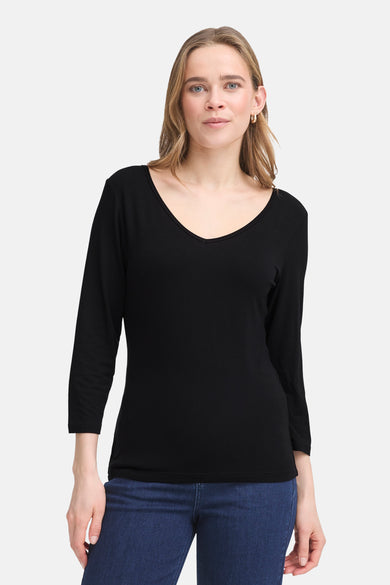Zwart T-shirt met lange mouwen van Fransa, gedragen met een donkere jeans.
